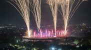 Suasana pesta kembang api pada pembukaan ASEAN Para Games 2022 di Stadion Manahan, Solo, Jawa Tengah, Sabtu (30/7/2022). ASEAN Para Games 2022 di ikuti 11 kontingen negara peserta dan akan berlangsung 30 Juli hingga 6 Agustus 2022. ANTARA FOTO/Mohammad Ayudha/YU