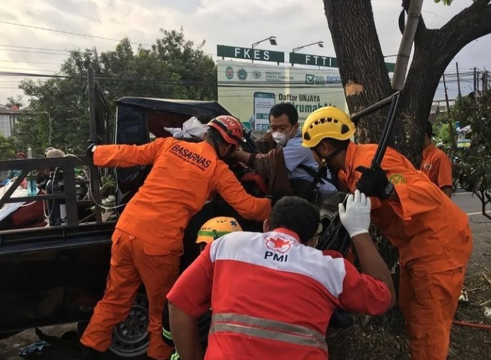 Petugas melakukan evakuasi korban sopir pikup L300 yang terjepit. Foto: @basarnas_yogyakarta