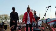 Presiden Joko Widodo hadir dan menyapa Relawan Sapulidi Jawa Timur yang tengah menggelar konser '2024 satu komando ikut Pak Jokowi' di Gelora 10 November, Tambaksari, Surabaya, Minggu (21/8/2022) sore tadi. Foto: selalu.id