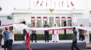 Kirab merah putih dilepas Presiden Indonesia Joko Widodo (Jokowi) dari depan istana merdeka bersama Ulama Habib Luthfi bin Ali bin Yahya dan Kapolri Jenderal Listyo Sigit. Foto: Humas Mabes Polri