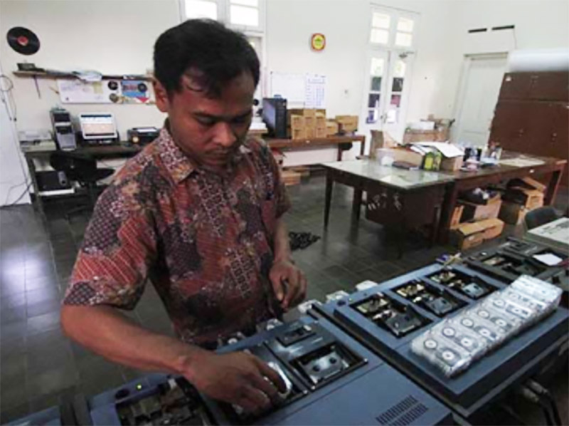 Pegawai lokananta melakukan perawatan pita kaset di Lokananta, Solo, Jawa Tengah. ANTARA FOTO