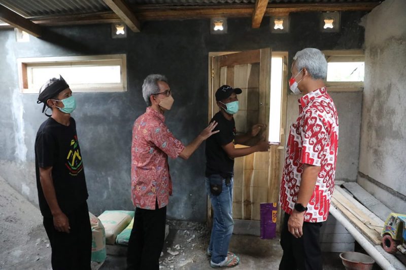 Ganjar Pranowo meninjau salah satu bangunan Rumah Optimis lewat program tuku lemah oleh omah di Desa Dukuhturi, Kecamatan Bumiayu, Kabupaten Brebes, Rabu (14/9/2022). Foto: Humas Jateng