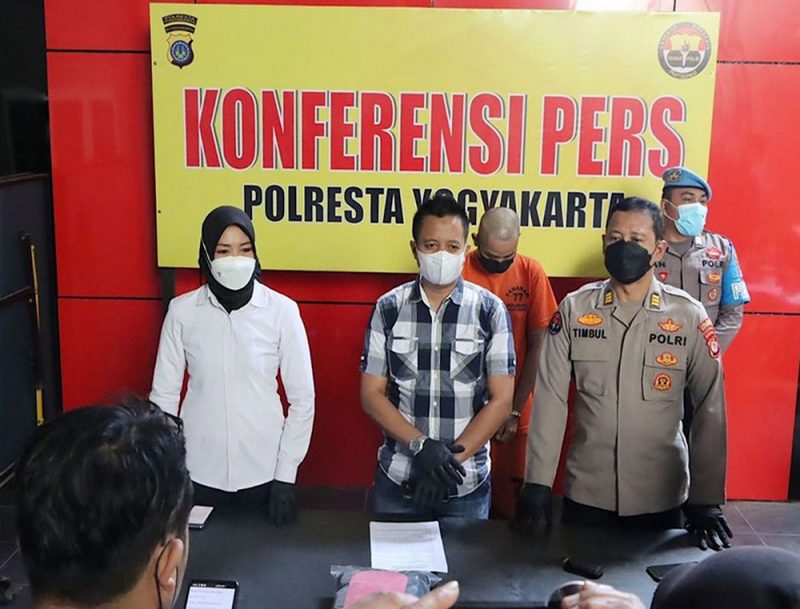 Tersangka AA dihadirkan dalam konferensi pers yang digelar Polresta Yogyakarta, Kamis (15/9/2022). Foto: @polresjogja