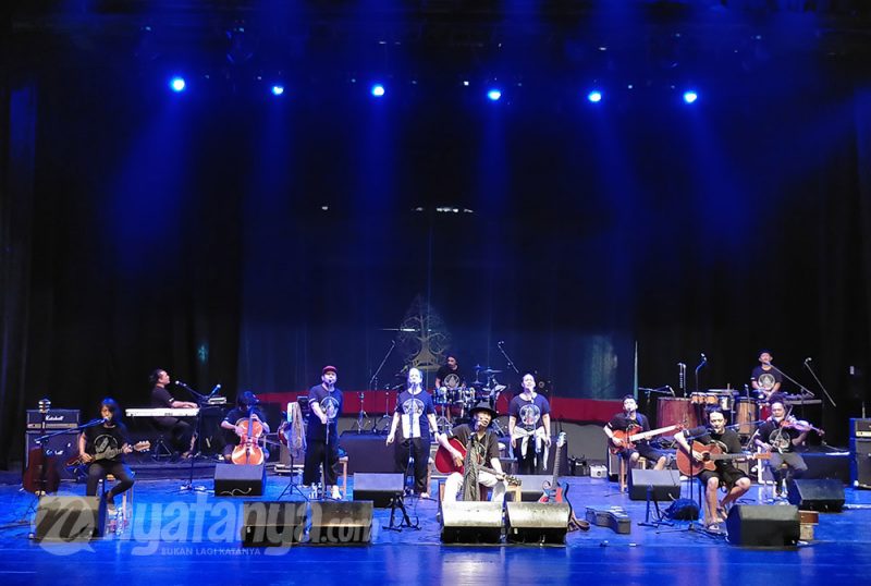 Sawung Jabo dan Sirkus Barock konser Senandung Anak Wayang Reunion di TBY, Minggu (18/9/2022). Foto: Agoes Jumianto