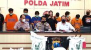 Jumpa pers Polda Jatim terkait kasus penggelapan gula rafinasi. Foto: Polda Jatim/Tribratamews