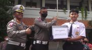 Kasatlantas Polrestabes Semarang AKBP Sigit memberikan penghargaan kepada M. Luthfi Farchan di SMP 30 Semarang. Foto: Tribratanews/Polda Jateng
