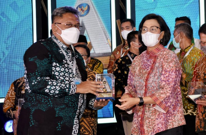 Menteri Keuangan RI, Sri Mulyani menyerahkan penghargaan kepada Pemkot Yogya yang diterima Sekda Kota Yogyakarta, Aman Yuriadijaya. Foto: Humas Pemkot Yogya