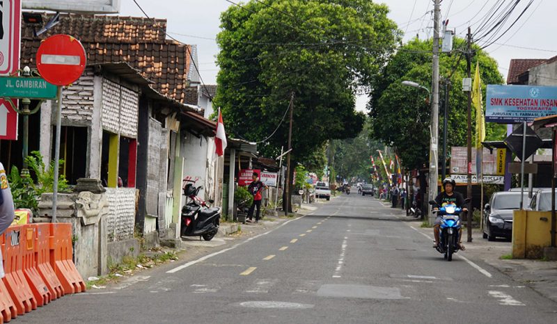 Sejak 30 Agustus 2022, Dinas Perhubungan Kota Yogyakarta memberlakukan arus lalu lintas satu arah ke selatan di Jalan Gambiran. Mulai dari simpang SPBU Gambiran sampai ujung tembus di simpang tiga Jalan Pramuka. Foto: Humas Pemkot Yogya