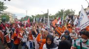 Aksi Demo buruh Jatim tolak kenaikan BBM di Surabaya, Selasa (6/9/2022). Foto: selalu.id