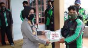 Kapolres Kulonprogo AKBP Muharomah Fajarini, S.H., S.I.K. menyerahkan langsung bantuan kepada pengemudi ojol di wilayah Temon. Foto: @polreskulonprogo
