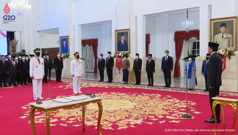 Presiden Jokowi secara resmi melantik Sri Sultan Hamengku Buwono X dan Kanjeng Gusti Pangeran Adipati Aryo (KGPAA) Paku Alam X sebagai Gubernur dan Wakil Gubernur (Wagub) Daerah Istimewa Yogyakarta (DIY) masa jabatan 2022-2027 di Istana Negara, Jakarta, pada Senin (10/10/2022). Foto: BPMI Setpres