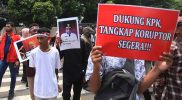 Massa dari Forum Solidaritas Mahasiswa Peduli Pembangunan Tanah Papua, berunjuk rasa di depan Gedung Merah Putih KPK, Jakarta, Rabu (12/10/2022). ANTARA FOTO/Reno Esnir/foc