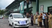 Penjabat Walikota Yogyakarta Sumadi melepas sepuluh armada yang akan mengirimkan 15 jenis produk UMKM Kota Yogyakarta ke-87 gerai Minimarket Indomaret di Wilayah Kota Yogyakarta. Foto: Humas Pemkot Yogya
