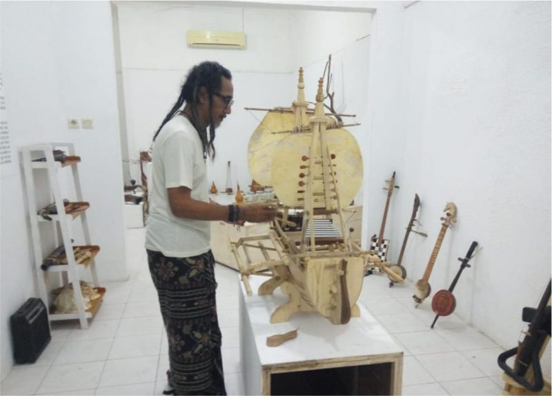 Nanang Garuda memainkan alat musik Bahterasvara karya eksperimennya. Foto: Ist