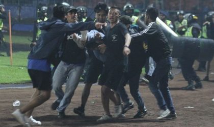 Kerusuhan usai laga Arema FC vs Persebaya Surabaya di Stadion Kanjuruhan Malang, Sabtu (1/10/2022). ANTARA/ Ari Bowo Sucipto
