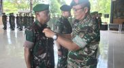 Danrem 174/ATW Brigjen TNI E. Reza Pahlevi, S.E pimpin acara korps raport kenaikan pangkat terhadap 37 prajurit di Makorem, Sabtu (1/10/2022). Foto: Penrem 174/ATW Merauke