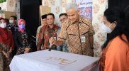 Gubernur Jateng Ganjar Pranowo membuka Pameran Batik Nusantara di di GOR Jetayu, Kota Pekalongan, Rabu (5/10/2022). Foto: Humas Jateng