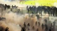Gas air mata di Stadion Kanjuruhan saat kerusuhan usai pertandingan Persebaya vs Arema. Foto: Dok/selalu.id