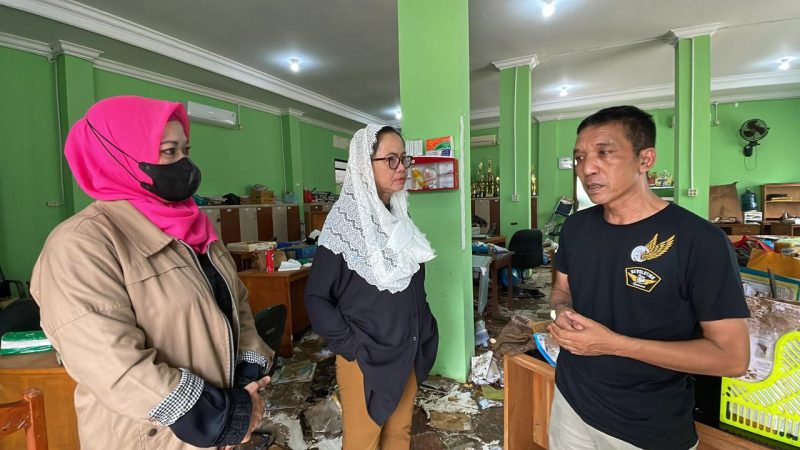   MY Esti Wijayati (tengah), Komisi 8 DPR RI Fraksi PDI Perjuangan menyampaikan keprihatinannya dan turut berduka cita atas musibah tembok roboh di MTsN 19 Jakarta yang membuat 3 orang siswa meninggal dunia, dan 4 lainnya terluka. Foto: Ist