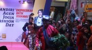 Ratusan pedagang pasar di Kota Yogyakarta mengikuti fashion show bertajuk Agen Mandiri Fashion Day Sabtu (8/10/2022) di Atrium Pasar Beringharjo. Foto: Humas Pemkot Yogya