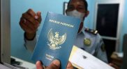 Dokumentasi petugas menyerahkan paspor kepada warga. ANTARA FOTO/Irwansyah Putra