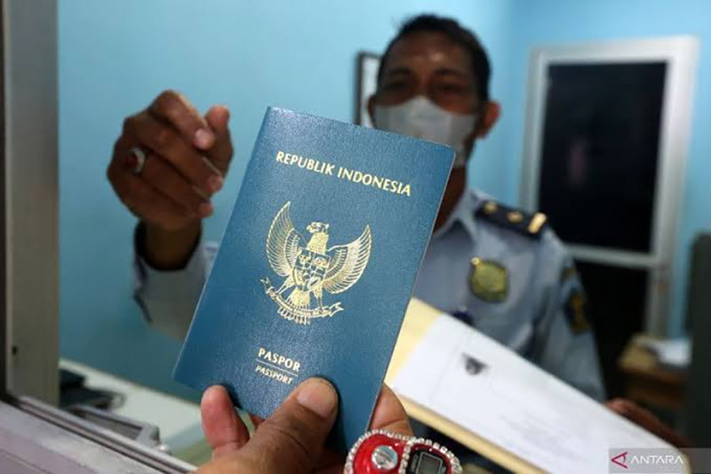 Dokumentasi petugas menyerahkan paspor kepada warga. ANTARA FOTO/Irwansyah Putra
