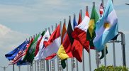Sejumlah bendera negara peserta KTT G20 terpasang di Jalan Tol Bali Mandara, Kabupaten Badung, Bali, Kamis (10/11/2022). Pemerintah memasang penjor, bendera negara peserta, baliho, dan spanduk di sejumlah jalan protokol di Bali untuk memeriahkan KTT G20 yang akan berlangsung pada 15-16 November 2022. ANTARA FOTO/Aditya Pradana Putra/nym
