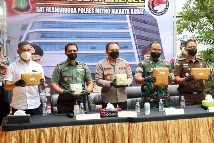 Polres Metro Jakarta Barat memusnahkan barang bukti pengungkapan kasus narkoba sebanyak 650 kg narkoba jenis ganja dan 4,8 kilogram narkoba jenis sabu di RSPAD Gatot Subroto, Jakarta Pusat, Kamis (10/11/2022). Foto: Ist/Tribratamews