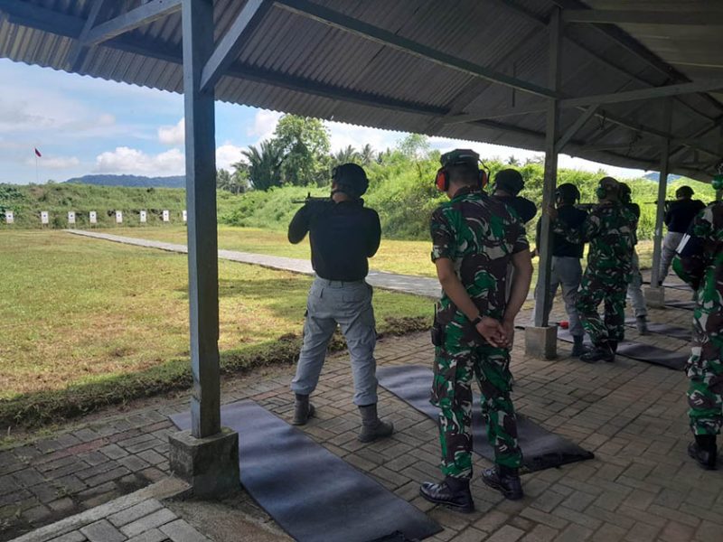 NYATANYA.COM, Manado - Direktorat Latihan Bakamla gelar latihan menembak bagi personel Bakamla wilayah Tengah bertempat di Lapangan Tembak Lanudal, Manado, Kamis (10/11/2022).