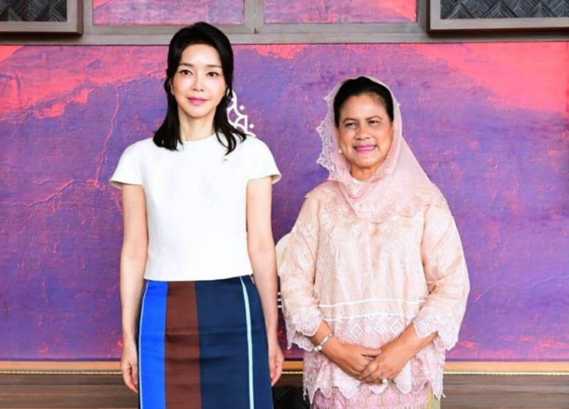 Ibu Iriana Joko Widodo menerima kedatangan Ibu Negara Republik Korea, Madam Kim Keon-hee, di Hotel The Apurva Kempinski, Bali, pada Senin, (14/11/2022). Foto: Dok.Muchlis Jr - Biro Pers Sekretariat Presiden