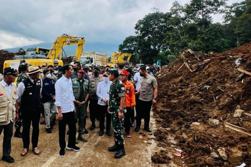 Presiden Joko Widodo meninjau langsung lokasi terdampak gempa bumi di Kecamatan Cugenang, Kabupaten Cianjur, pada Selasa, 22 November 2022. Foto: Laily Rache/Biro Pers Setpres