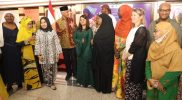 Ganjar Pranowo bersama puluhan ulama perempuan dari 31 negara. Foto: Humas Jateng