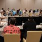 Gubernur Jateng Ganjar Pranowo bertemu serikat buruh di sela kunjungan kerjanya di Kota Surakarta, Sabtu (26/11/2022). Foto: Diskominfo Jateng 