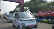 Menhub Budi Karya Sumadi melepas sekitar 20 mobil listrik yang mengikuti kegiatan touring tersebut, Senin (7/11/2022) di Silang Monas, Jakarta. Foto: Kemenhub