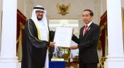 Presiden Jokowi menerima Penghargaan Perdamaian Internasional Imam Hasan bin Ali 2022 yang diserahkan di Istana Merdeka, Jakarta, Senin (7/11/2022). Foto: BPMI Setpres