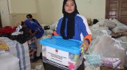 Seorang relawan yang juga penyintas gempa Cianjur, mempersiapkan logistik yang akan didistribusikan ke pos pengungsian, Selasa (29/11/2022). Foto: Dok.BNPB