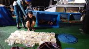 Pelaku penyelundupan 43 paket Narkotika jenis Sabu di Pantai Meuraksa, Kecamatan Blang Mangat, Kota Lhokseumawe, Aceh, Sabtu (24/12/2022) diamankan TNI AL. Foto: Dispenal