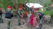 Satgas Yonif Raider 142/KJ berkeliling kampung dengan membawa kejutan spesial kepada masyarakat terutama mama Papua dan anak-anak yang ada di Distrik Kelila Foto: Satgas Yonif Raider 142/KJ