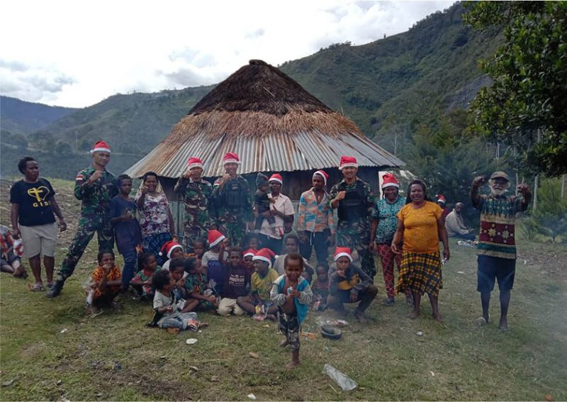 Satgas Pamtas Yonif Raider 142/KJ ikut merayakan Natal dengan mendatangi rumah-rumah warga yang berada di dekat pos Distrik Kanggjme sambil membagikan Bingkisan berupa kado Natal, kue dan permen. Foto: Satgas Yonif Raider 142/KJ