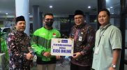 Wakil Bupati Rembang Mochamad Hanies Cholil Barro’ secara simbolis menyerahkan bantuan kepada perwakilan pengemudi ojek di Kantor Bank Jateng Cabang Rembang, Jumat (30/12/2022). Foto: Kominfo Rembang