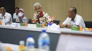 Gubernur Ganjar Pranowo mengumumkan Upah Minimum Kabupaten/ Kota (UMK) Jawa Tengah tahun 2023, di Pabrik PT HWI 2, Kabupaten Pati, Rabu (7/12/2022). Foto: Humas Jateng