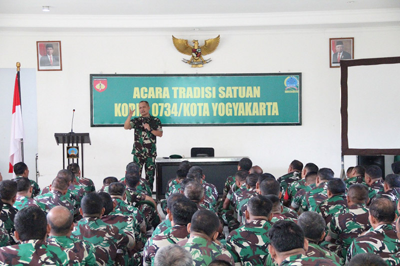 Letnan Kolonel Arh Burhan Fajari Arfian, S.Sos mengawali tugasnya dengan memberikan Jam Komandan Perdana kepada seluruh prajurit dan PNS Kodim 0734/Kota Yogyakarta. Foto: Pendim 0734