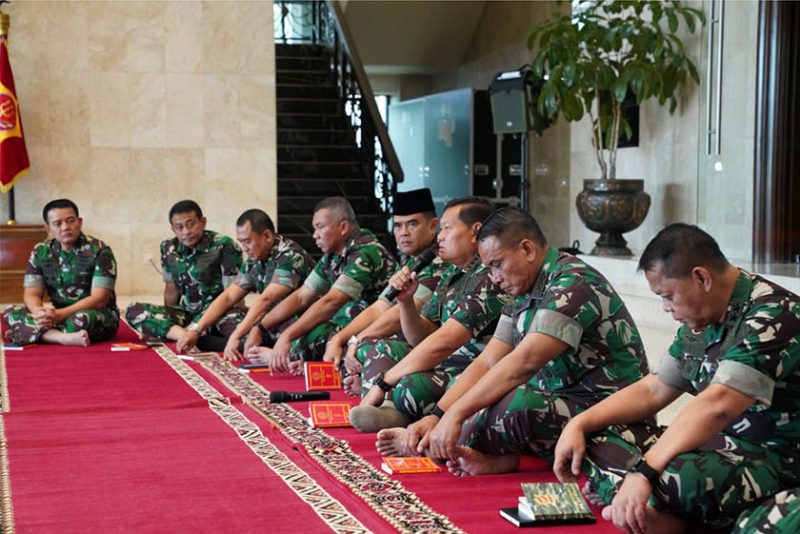 Panglima TNI Laksamana TNI Yudo Margono, S.E.,M.M. beserta para Perwira Tinggi (Pati) Mabes TNI, mengikuti acara Doa Bersama di awal Tahun 2023, Senin (2/1/2023). Foto: Puspen TNI