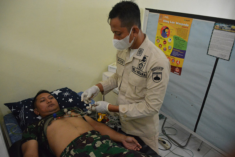 Guna menjaga kesehatan jantung bagi Prajurit dan PNS, Korem 072/Pamungkas menggelar kegiatan penyuluhan kesehatan dan pemeriksaan Elektrokardiogram (EKG). Foto: Penrem072PMK
