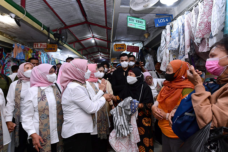 Iriana Jokowi dan Wury Maaruf Amin saat mengunjungi Pasar Beringharjo. Foto: Lukas/Biro Pers Sekretariat Presiden