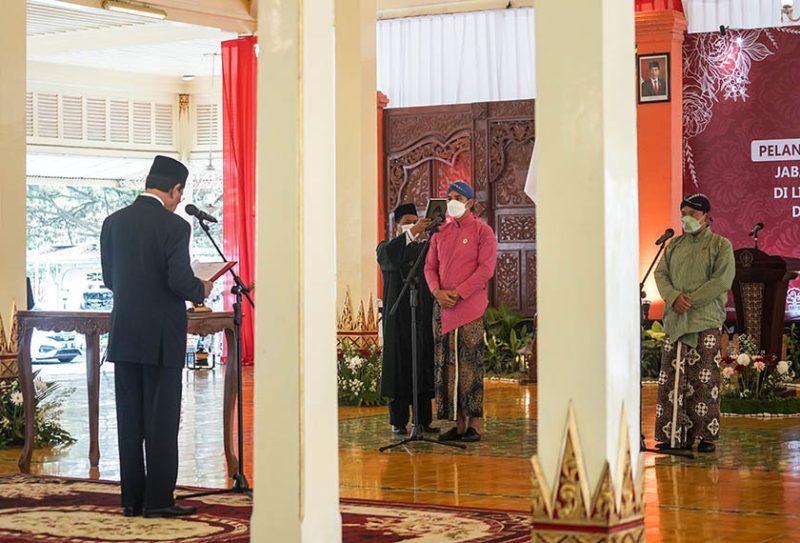 Sri Sultan Hamengku Buwono X saat melantik dan mengambil sumpah jabatan Pimpinan Tinggi Pratama di Lingkungan Pemda DIY, Selasa (3/1/2022) di Bangsal Kepatihan, Yogyakarta. Foto: Humas Pemda DIY