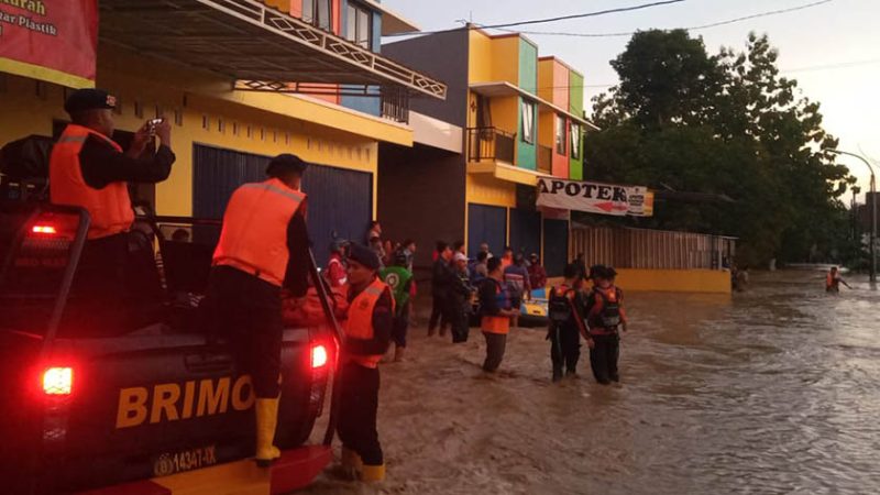 Banjir di Perumahan Dinar Indah Semarang diduga kuat akibat jebolnya tanggul di sekitaran Pengkol Sungai Babon. Foto: Diskominfo Jateng