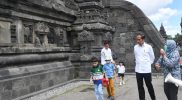 Presiden Jokowi bersama cucu dan keluarga saat mengunjungi Candi Prambanan, Sabtu (7/1/2023). Foto: BPMI Setpres 
