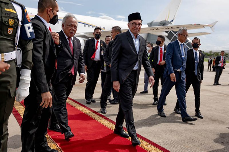 Perdana Menteri (PM) Malaysia Yang Mulia Dato' Seri Anwar Ibrahim dan Presiden RI Joko Widodo akan membahas kerja sama ekonomi dan investasi Malaysia di Ibu Kota Negara (IKN) Nusantara. Foto: Twitter Anwar Ibrahim