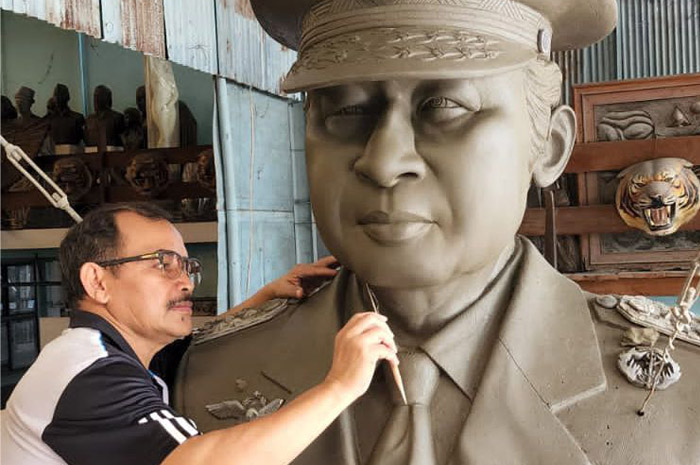 Yusman sedang menyelesaikan patung Soeharto yang akan dipasang di Ponorogo Jawa Timur. Foto: Teguh Priyono